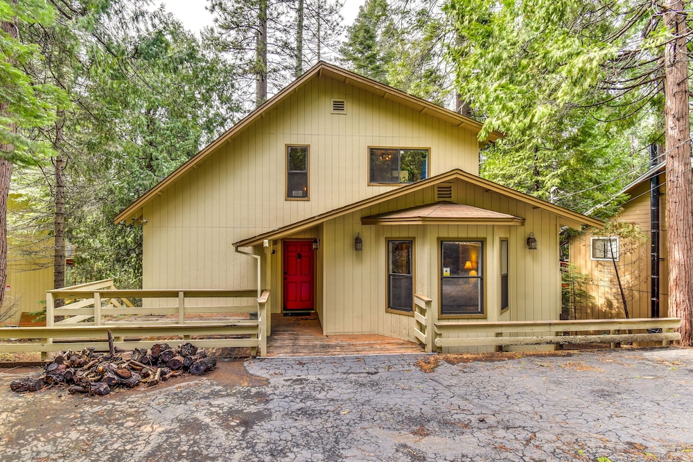 2 Mi to Mi-wuk Village: Cabin w/ Large Deck
