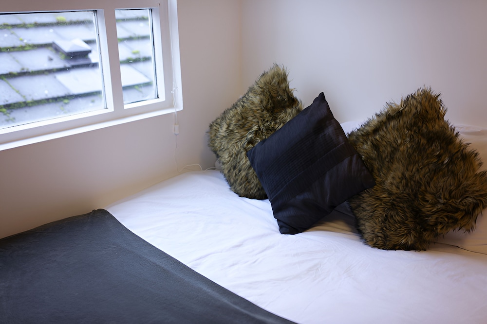 White Tulip Central 3bedroom Duplex Loft view 3