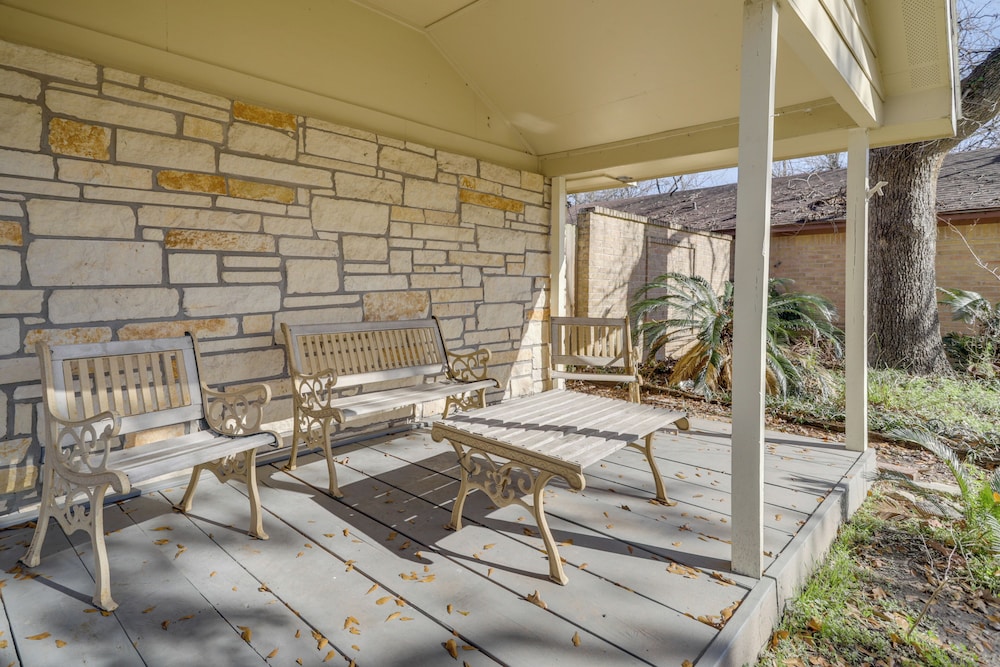 Pool Table & Patio w/ Bar: Spacious Houston Gem!