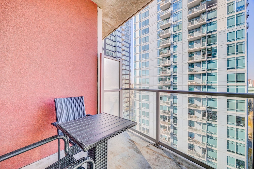 Luxury 2BR Condo - Downtown City Views - Image 5
