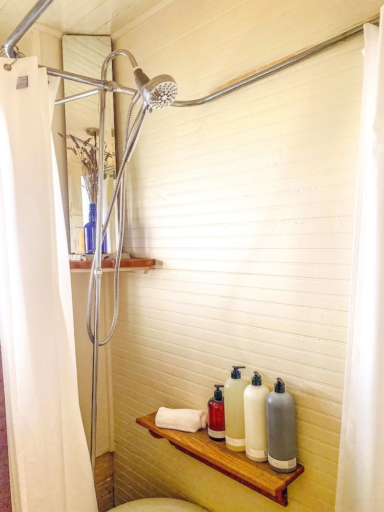 Upstairs at Thevictorian - Lush Walkable and Dog-friendly Retreat - Steps From Downtown Bellingham