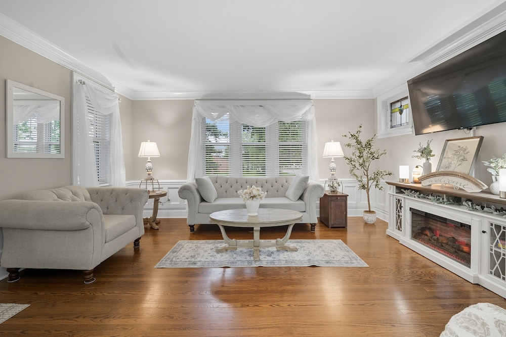 St. Louis Retreat With Game Room & Yard 3 Bedroom Home