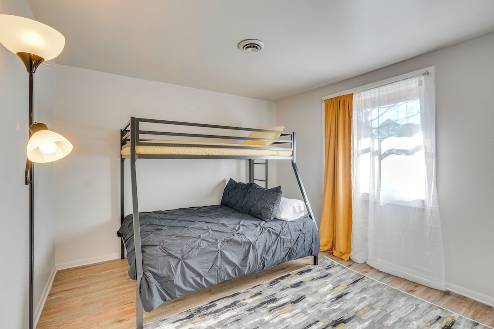Chic Farmhouse, 3Mi to Lake-pet Friendly & Golfing