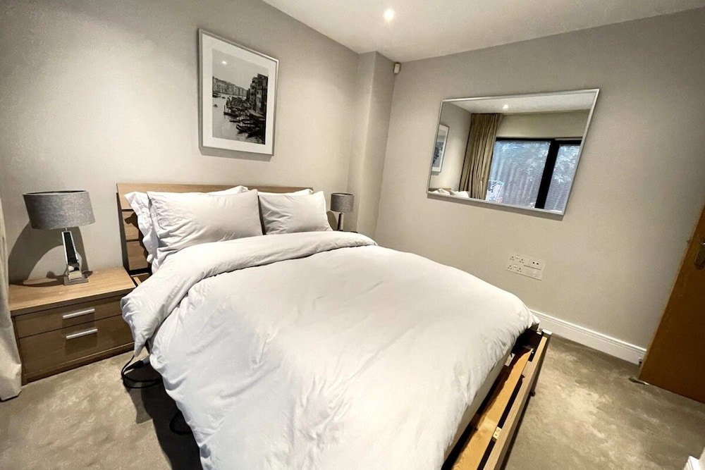 Pristine 1bedroom Flat W/private Patio - Stockwell!