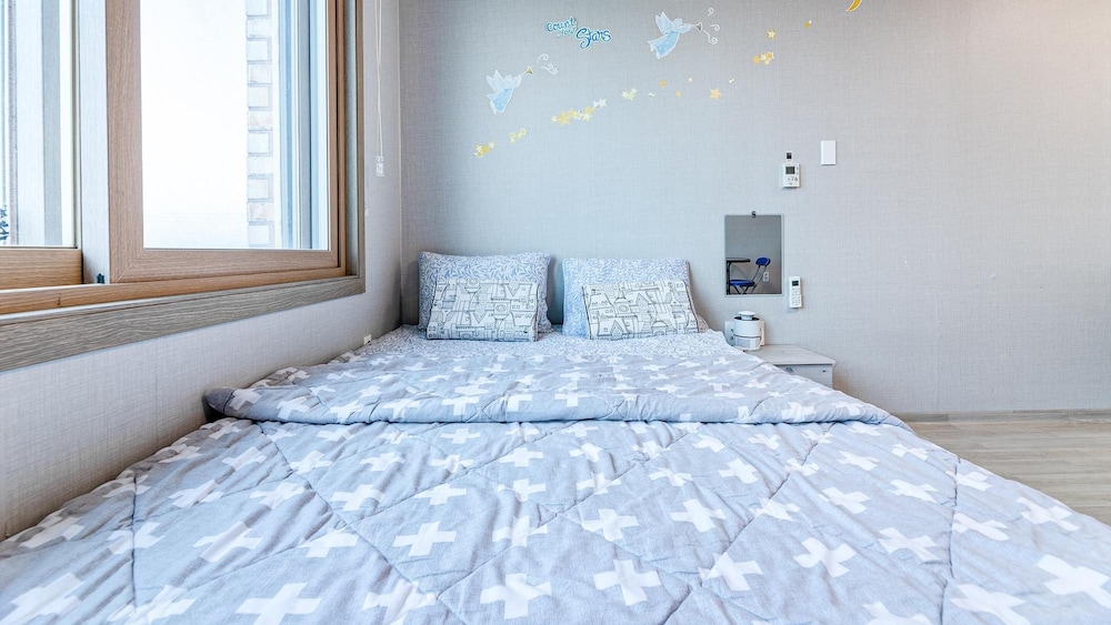 Bed & Sleeping Area