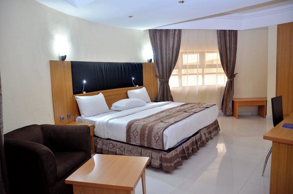 De Palatial Hotel and Apartments