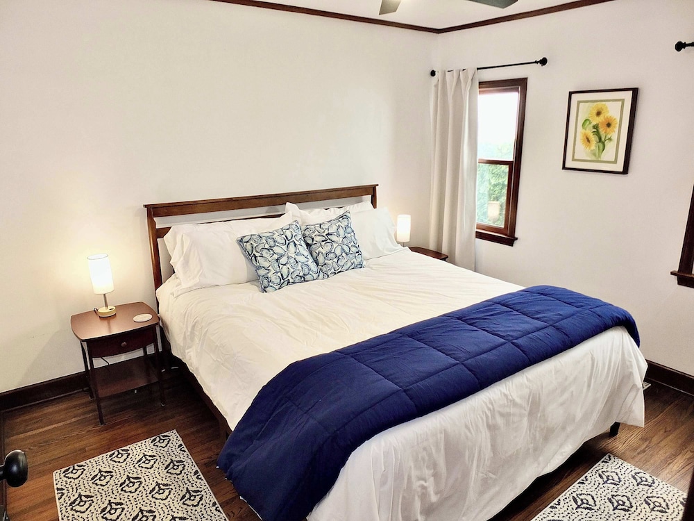 Belmont Shore Coastal Cottage - Cozy Home for 6 - 2 Blocks to Beach