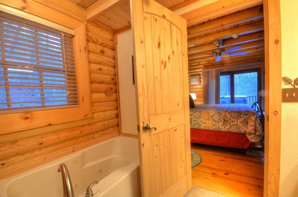 Nantahala Riverside 3 Bedroom Cabin by RedAwning view 4
