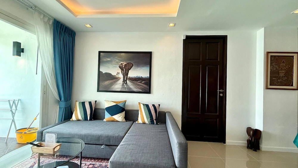 6-20 - 2 Bdr Condo With Balcony and Shared Pool