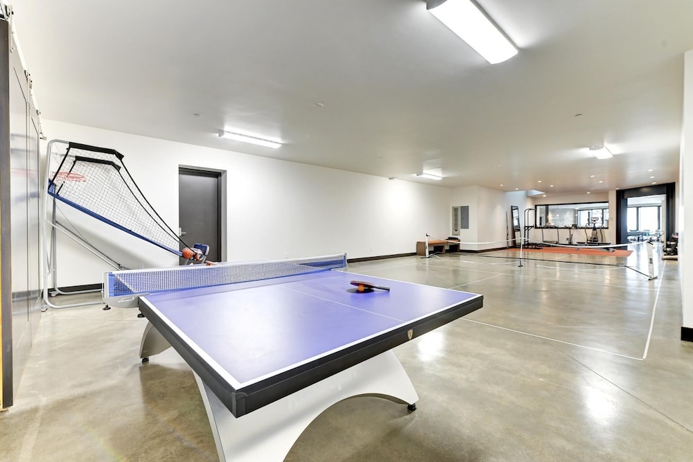 KBM Resorts Walk to Slopes, Sports Court, Private Home Theater, Sleeps 17, Outdoor Hot Tub Pco-184m