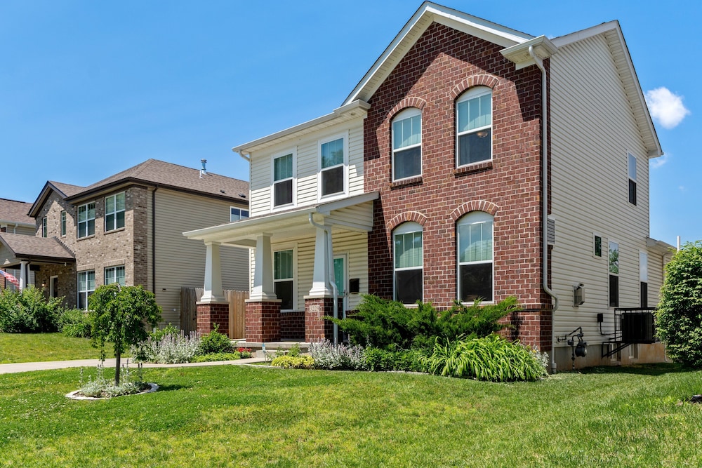 Modern Home W/garage Near SLU JZ Vacation Rentals