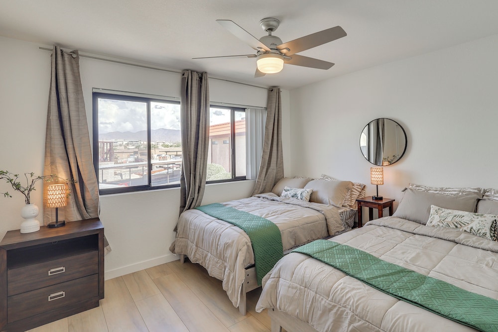 < 2 Mi to London Bridge: Chic Condo w/ Pool Access