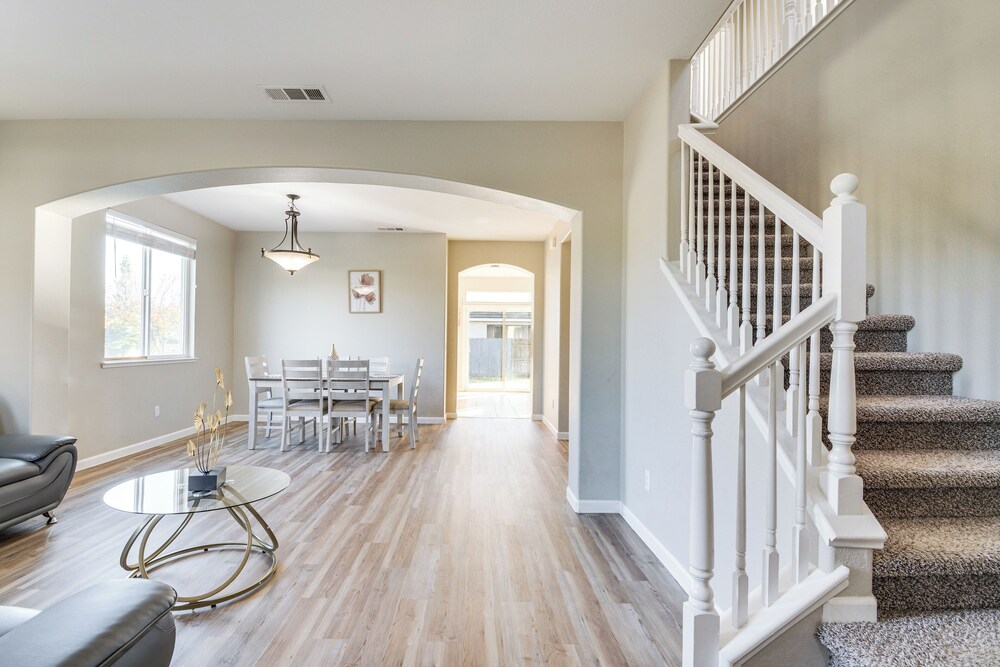 3 Mi to Downtown Merced: Family-friendly Home
