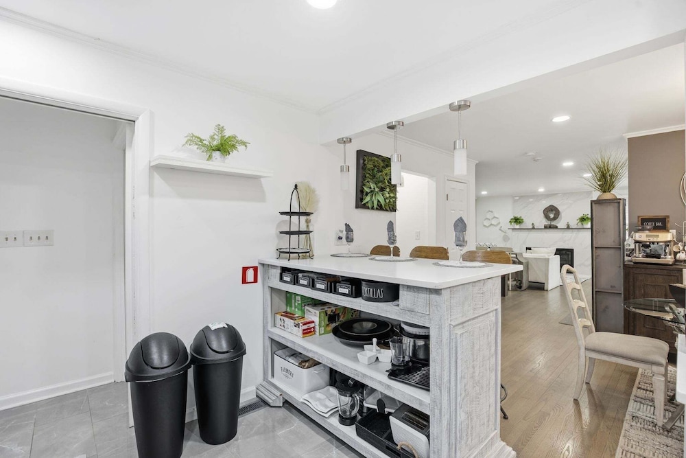 Stylish Hot Tub Retreat With Ping Pong 3 Bedroom Home