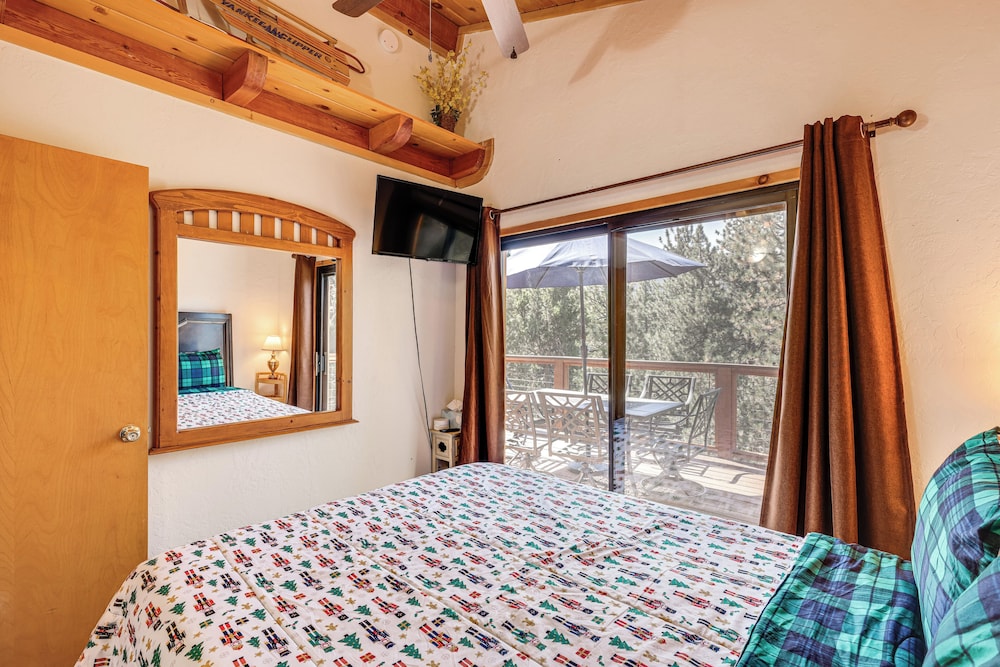 1 Mi to Skiing: Mtn-view Cabin in Big Bear Lake