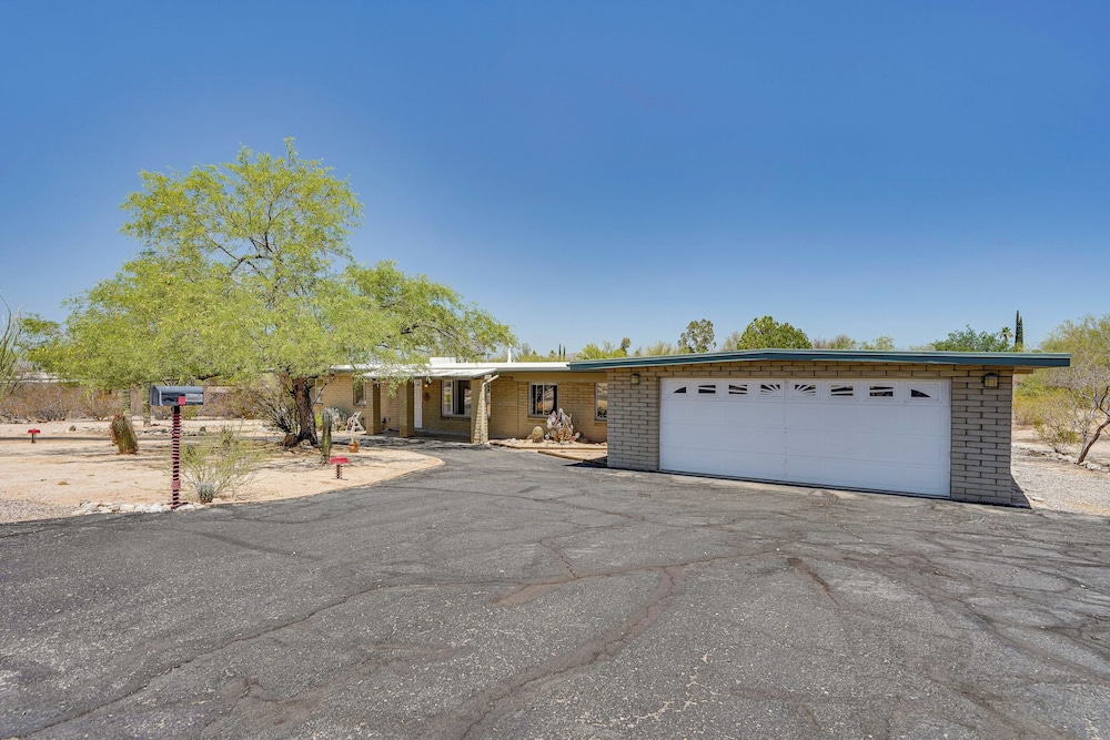 Near Catalina Hiking Trails: Mtn-view Home w/ Pool