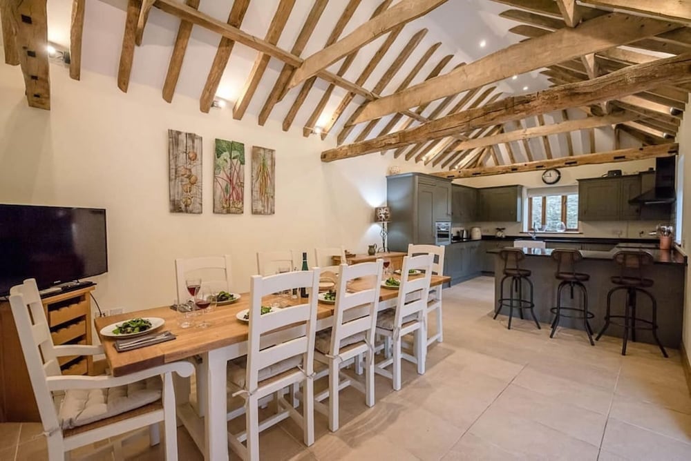 Granary Barn in Base Green
