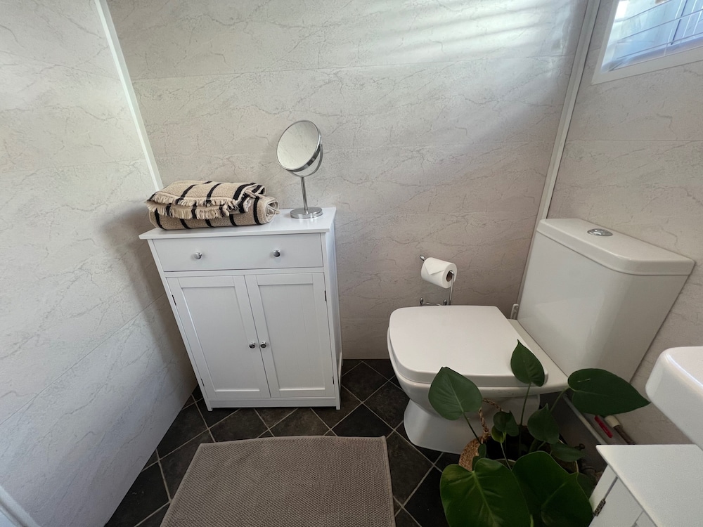 Beach Chalet - 2 Bedrooms - 4 Guests - Parking