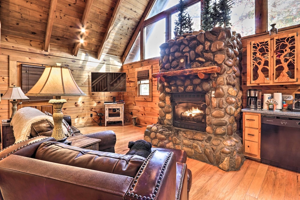 Smoky Mountain Log Cabin: 7 Mi to Gatlinburg! view 5