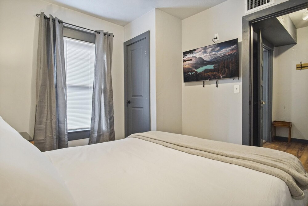 Oklahoma City Vacations - 3-story 6-bedroom 4 Bathrooms 3min-asian Dist - Property Image 40