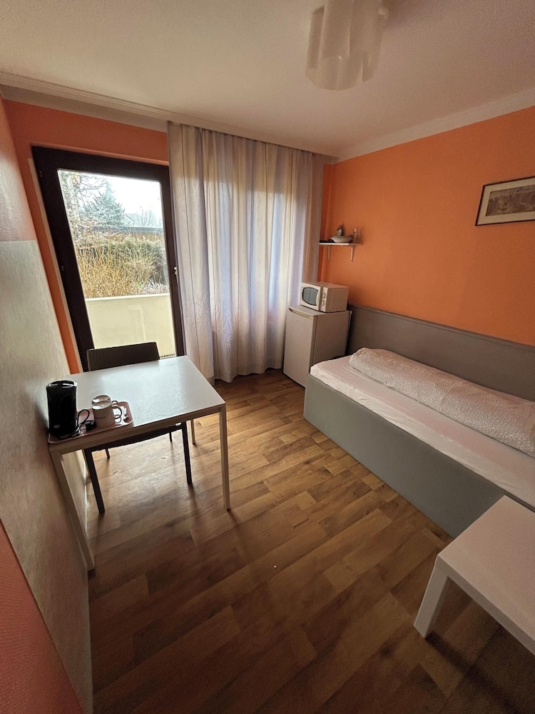 2-Rent Group Hostel Rooms AUB162