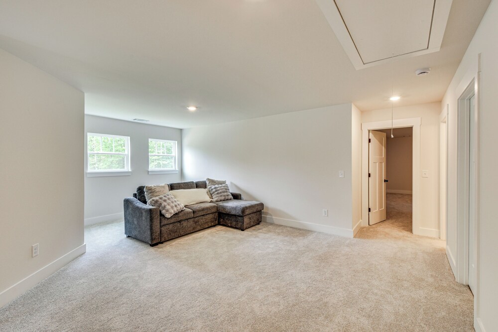 5 Mi to Memorial Stadium & Beach: Modern Townhome