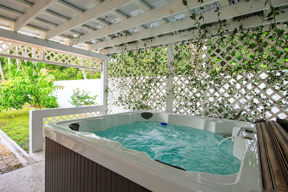Las Olas Oasis by Avantstay Minutes to the Beach Hot Tub
