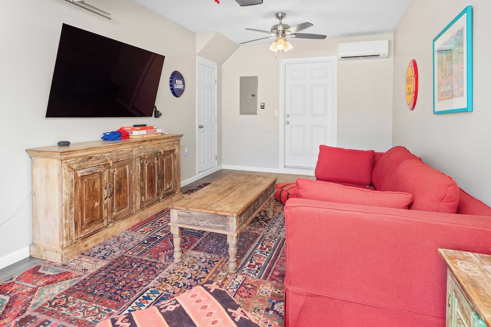 Sleeps 20, Entire Duplex Patio + Fire Pit 6 Minutes to Downtown Asheville
