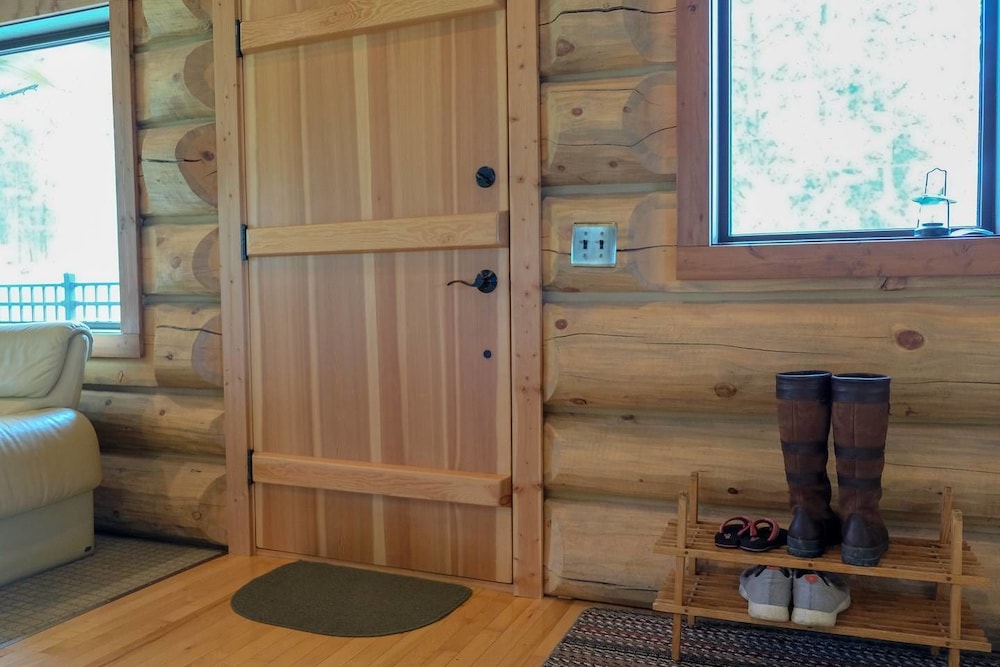 Beautiful Log Chalet Near Fernie, BC view 4