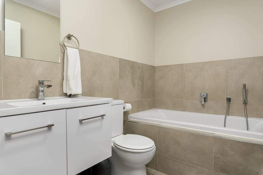 Modern 2 Bed Century City Apartment, Pool + Braai