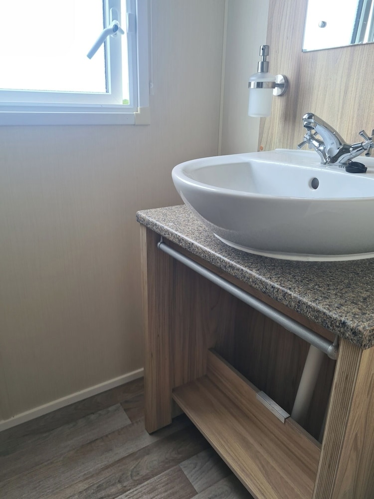 3 Bed Lodge - Sleeps 6 - Parking - Pets - Wifi