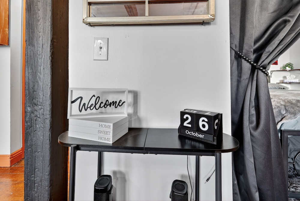 Beautiful 'rose Themed' Loft Near Downtown Detroit 1 Bedroom Apts