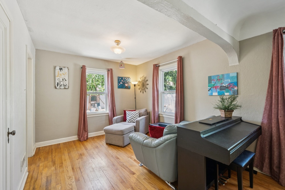 Charming Home Near Unc & Dt Greeley 5 Bedroom Home