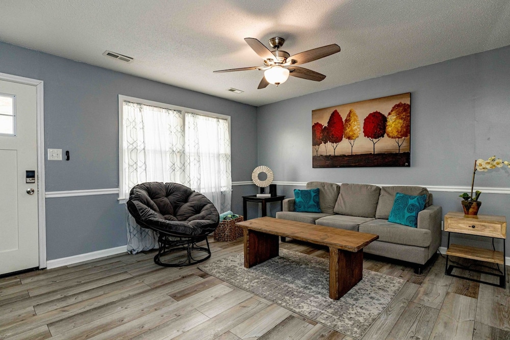 Cozy 3BR Home Patio Grill Free Parking Wi-fi - Property Image 5
