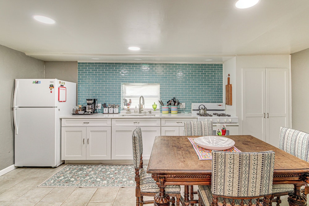 3 Mi to Old Town, Fenced Yard: ABQ Abode!