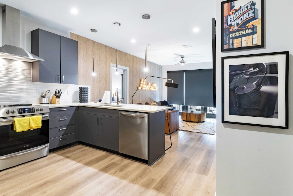 Sleeps 42 7 Modern Midtown Apartments w/ Gym + Pool Walkable to Shops & Eats