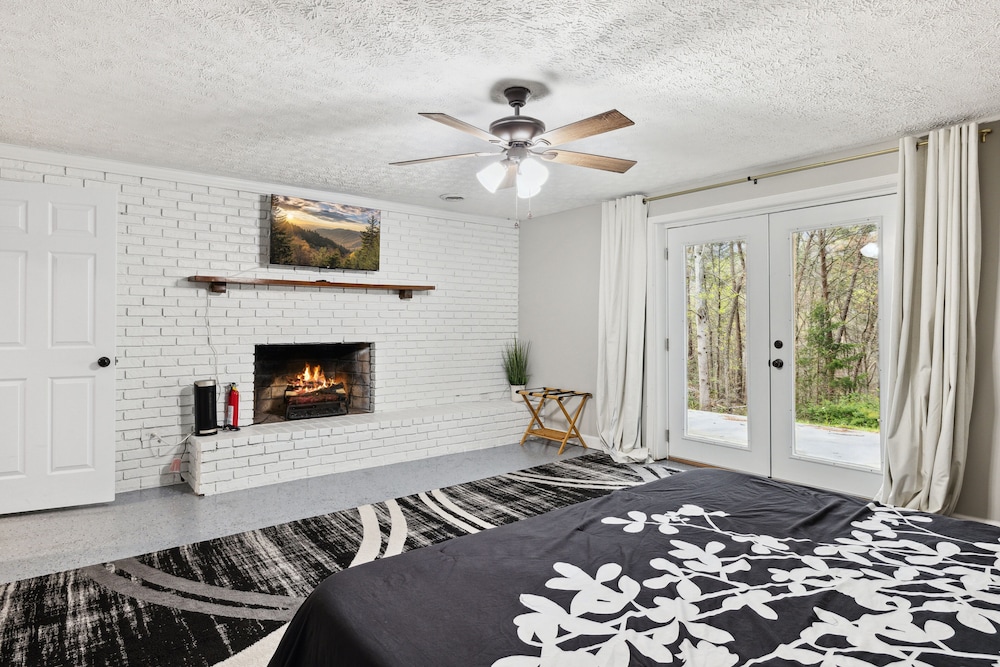 Bluff Mountain Bungalow 4 Bedroom Home by RedAwning view 5