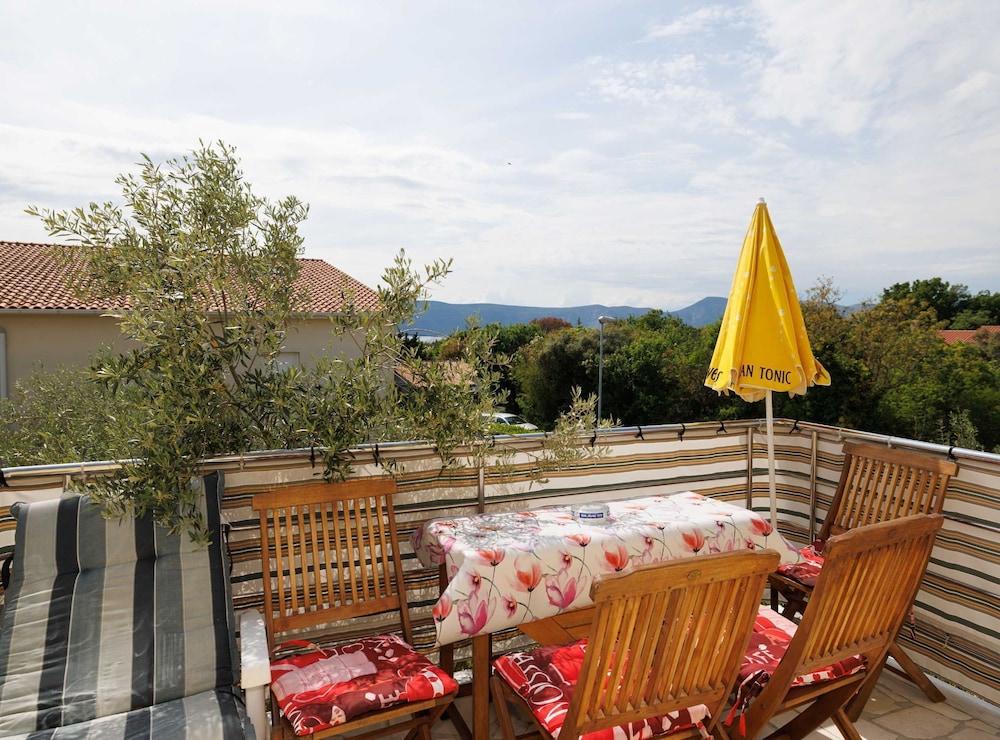Classic and Trendy Apartment With Terrace