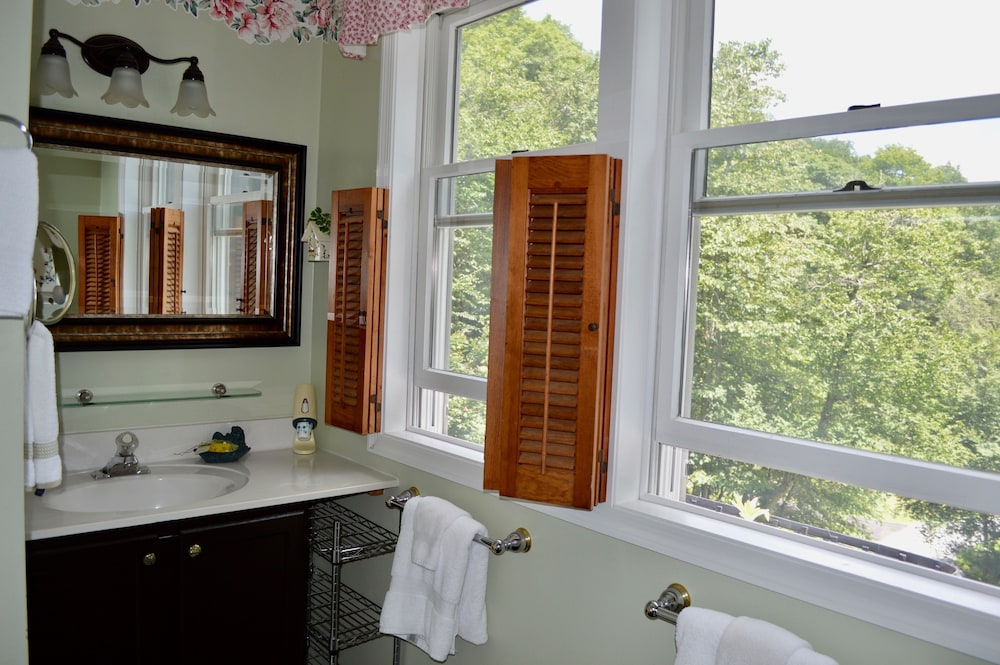 Bald Mountain House Inn at the Wolf Laurel Resort