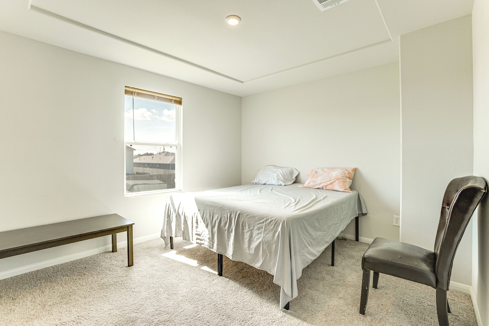 Near Hiking & Fishing: Airy Retreat in Cleveland!