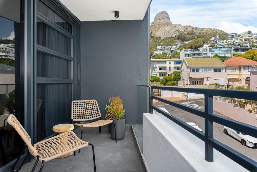 Modern Studio w Views in Cape Town Bantry Condo
