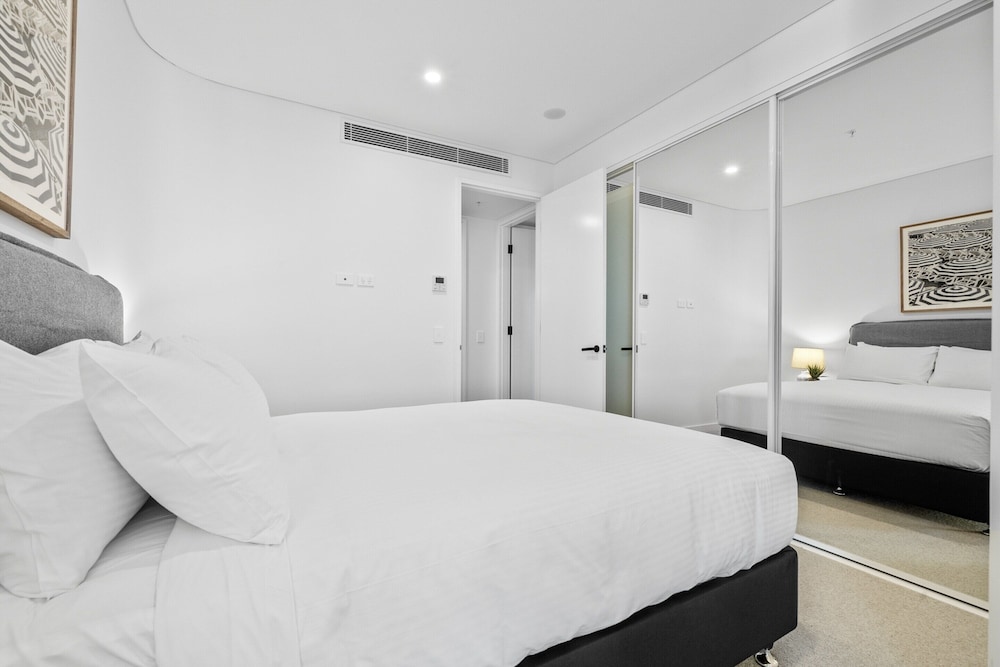 Stylish 2-bed Unit With Views & Rooftop Access