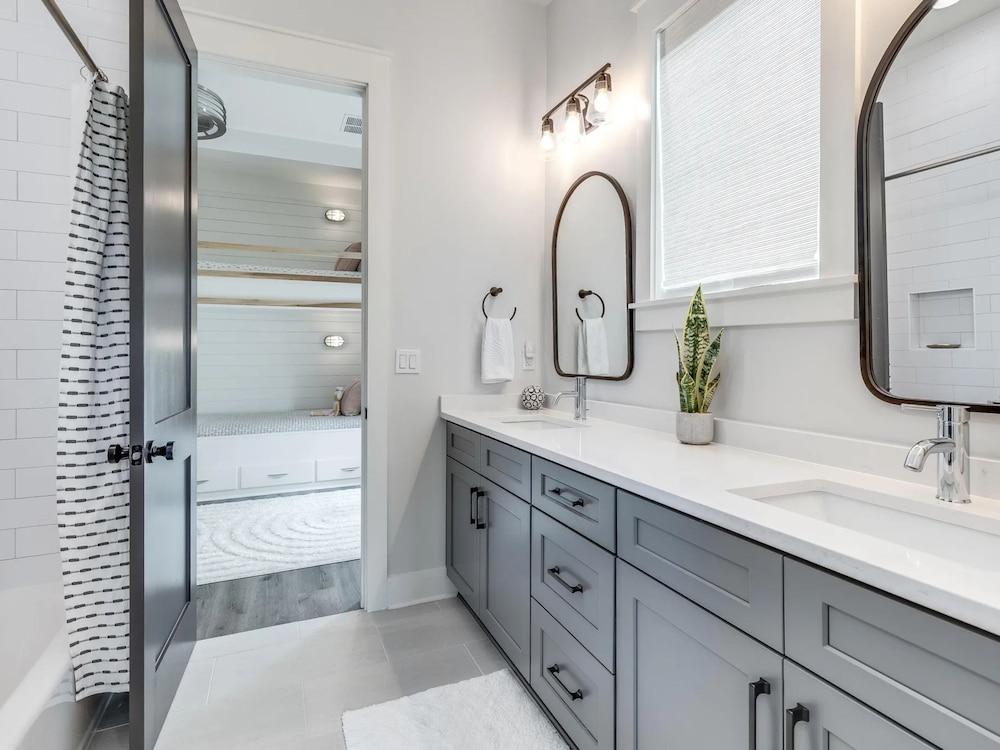 Honeybee by Southern Vacation Rentals