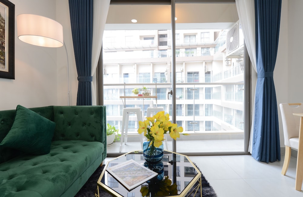 Jennifer House - Millenium Apartment