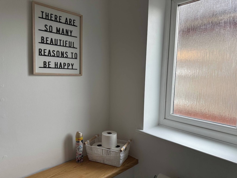 Urban Calm Spacious 3-bed Home With Free Parking