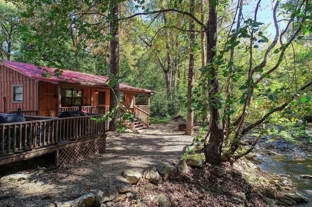 Wandering Creek - 2 Bedrooms, 1 Baths, Sleeps 6 Cabin by RedAwning