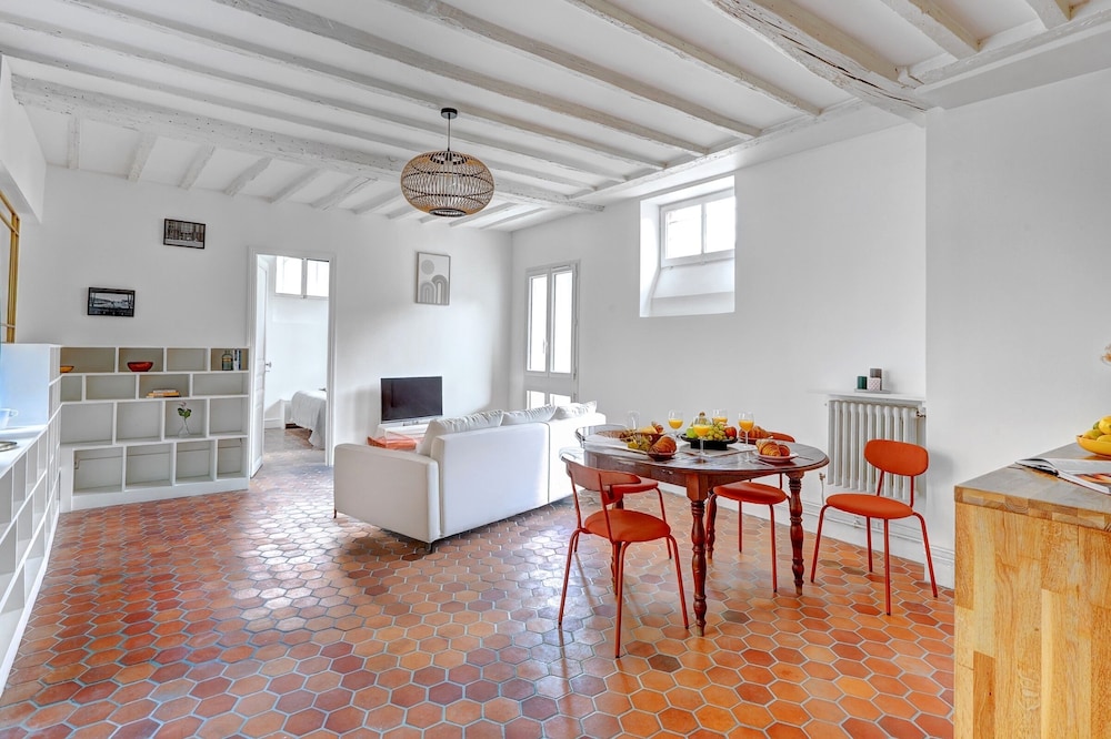Bright 1BR Bastille Getaway - 4 Guests
