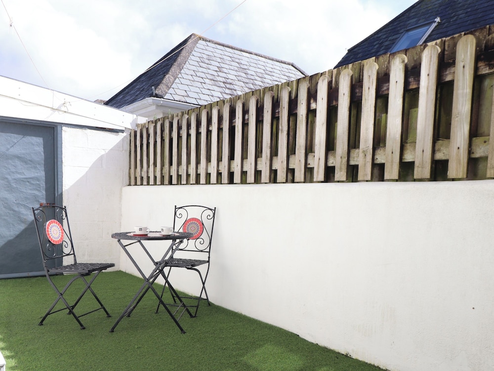 Flat 1 Niles Place