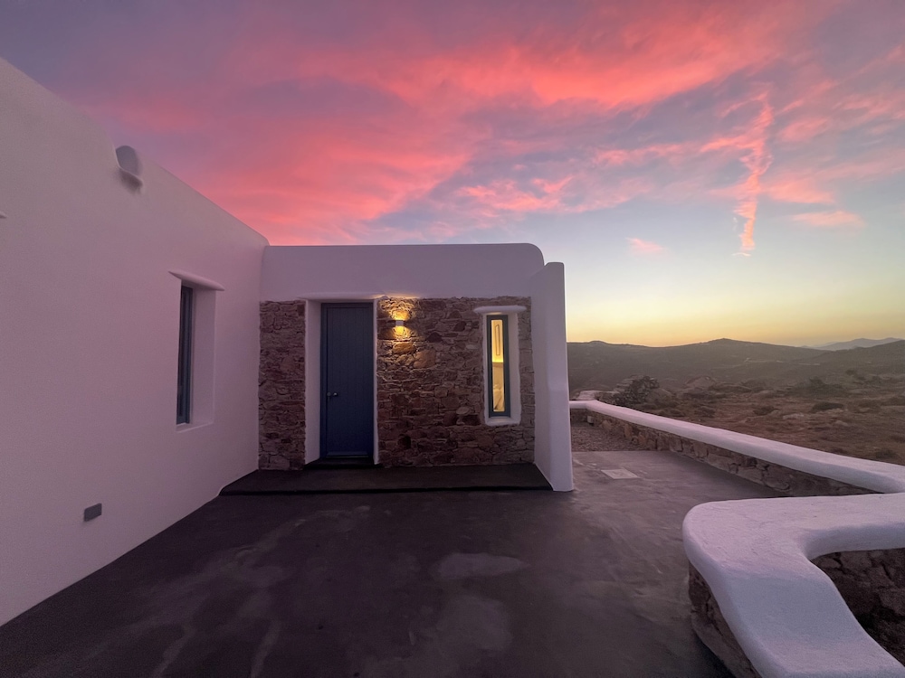 Thronos Suites