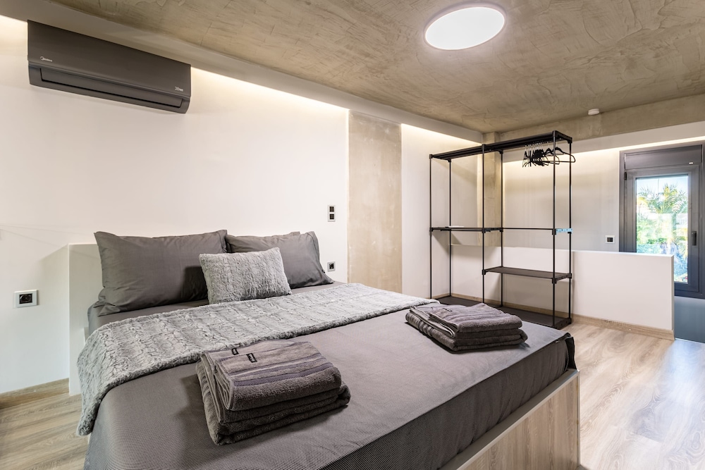 Ventiri Lofts - Luxury Duplex w Private Garden